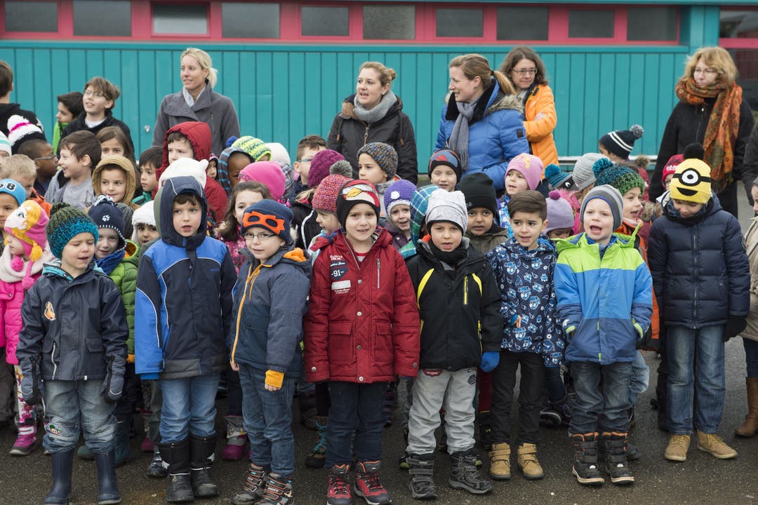 Kindergartenkinder des Kindergarten Leematten und Primarschüler sangen anlässlich des Spatenstichs für den Neubau passende Lieder