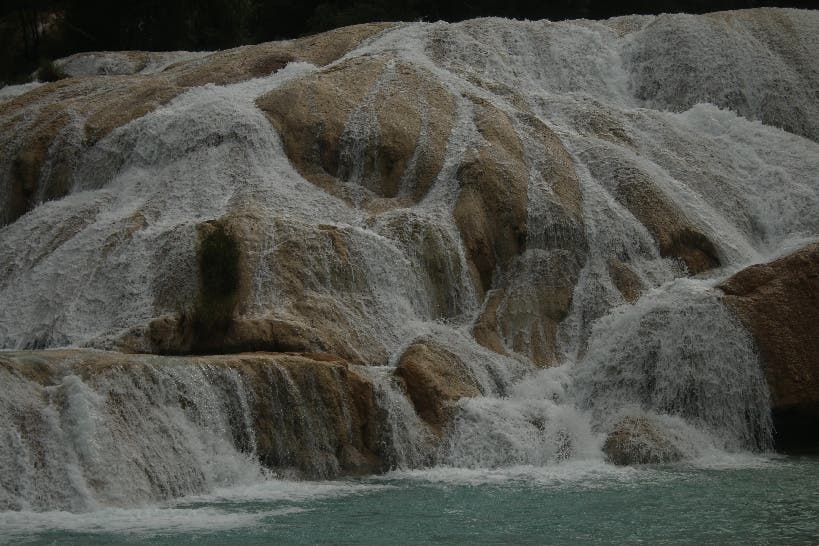 Der hohe Mineraliengehalt des Wassers verleiht der Wasserfallkaskade ein sehr intensives Leuchten.