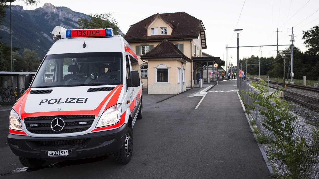 Im Zug im St. Galler Rheintal hatte ein 27-jähriger Schweizer sechs Zugpassagiere, darunter ein 6-jähriges Kind, mit einem Messer und brennbarer Flüssigkeit angegriffen.