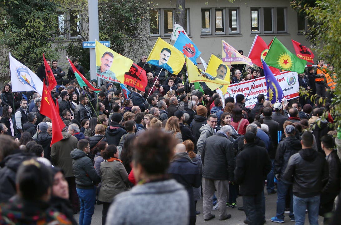 Anfang November 2016 protestierten Demonstranten mit Flaggen des Kurdenfuehrers Abdullah Oecalan an einer unbewilligten Demonstation in Zürich.