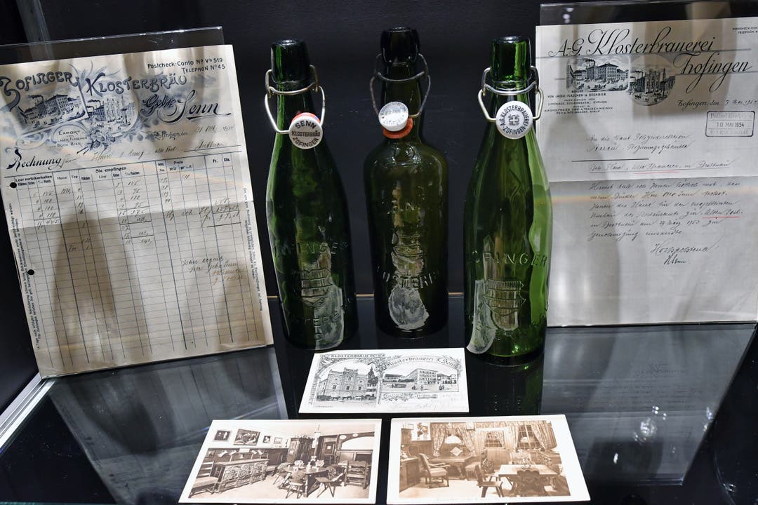 Handgeschriebene Korrespondenz und alte Flaschen der Klosterbrauerei Zofingen