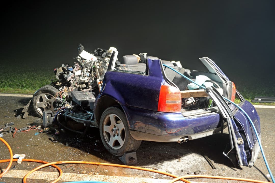 Ein Autolenker überholte in einer unübersichtlichen Rechtskurve einen Skoda und einen Toyota.
