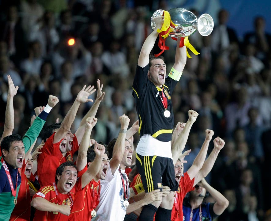 EM 2008: Der spanische Captain Iker Casillas jubelt nach dem 1:0-Finalsieg gegen Deutschland.