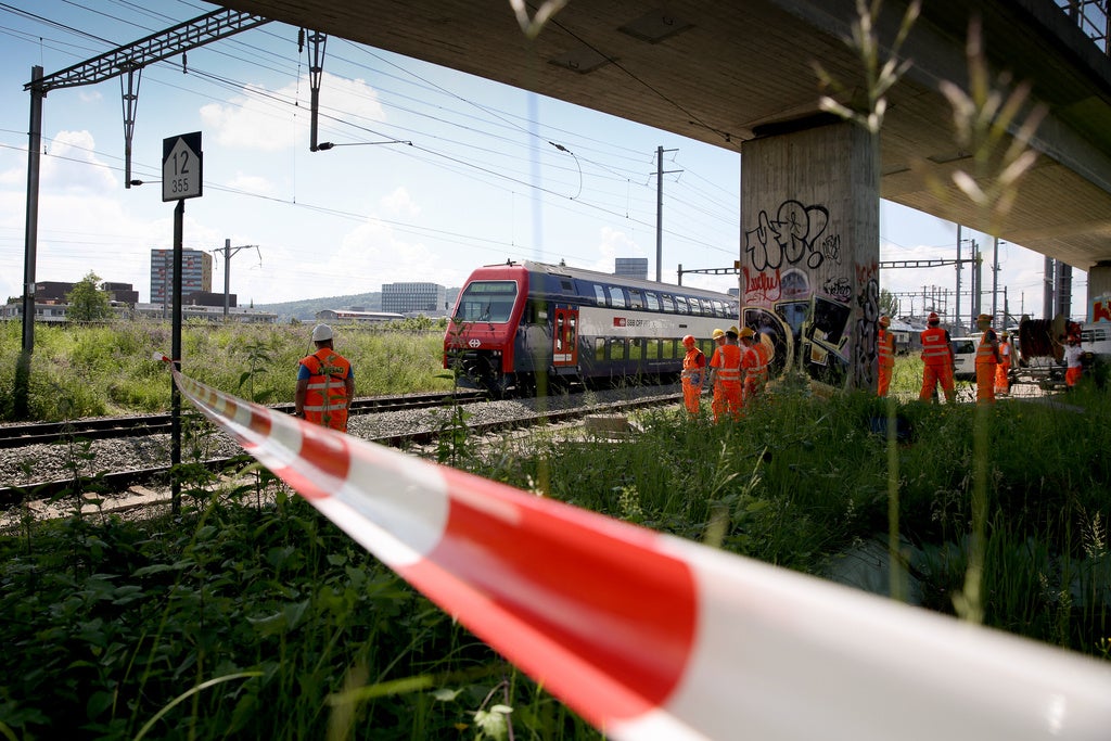 Bildstrecke - Kabelbrand: SBB-Mitarbeiter Verlegen Neue Kabel