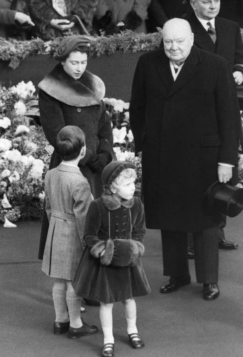 24. November 1954: Elizabeth II. mit Premierminister Sir Winston Churchill - vorne Prinz Charles und Prinzessin Anne.
