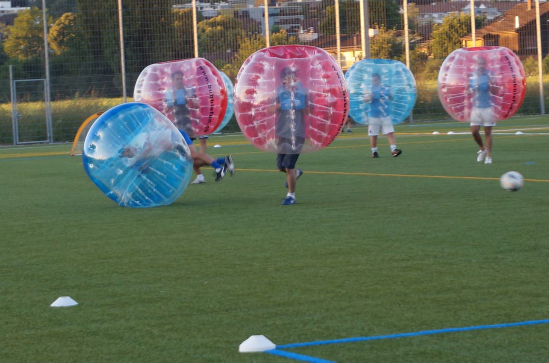 Umfallen gehört zum Bubble Soccer.