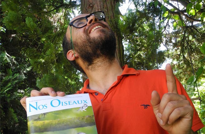 Boris Droz mit der Juni-Ausgabe der Zeitschrift «Nos Oiseaux», die über das Projekt berichtet hat.