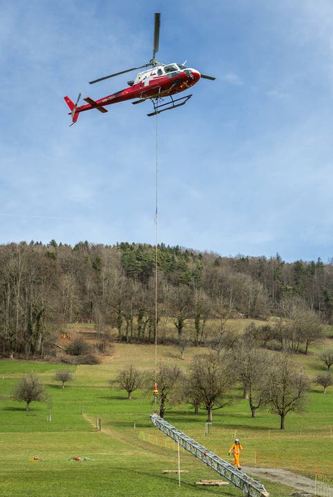 Auf dieser Wiese entsteht die Seilbahn: Der 850 Kilogramm schwere Mittelmast wird per Helikopter installiert.
