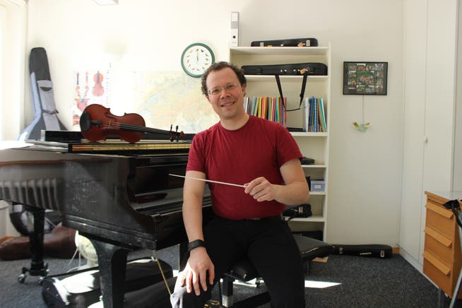 Der Grenchner Musiklehrer Ruwen Kronenberg übernimmt den Taktstock des Stadtorchesters.