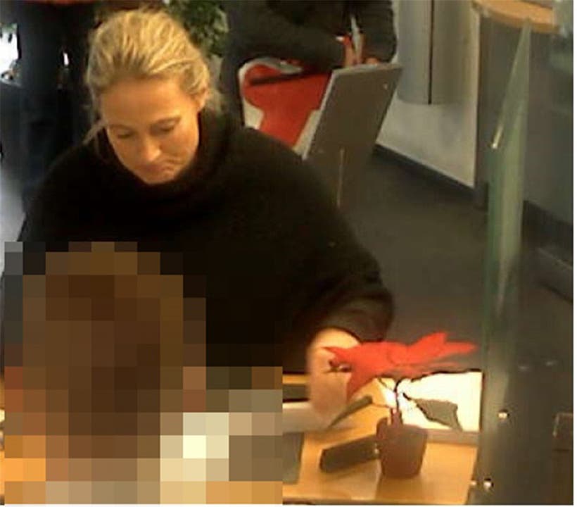 Carla Schauer während ihres Barbezugs am Schalter in der AKB-Filiale in Wildegg. Hier hob sie Geld ab, ebenso an einem Bancomaten in Rupperswil. Das Geld raubte der Täter.