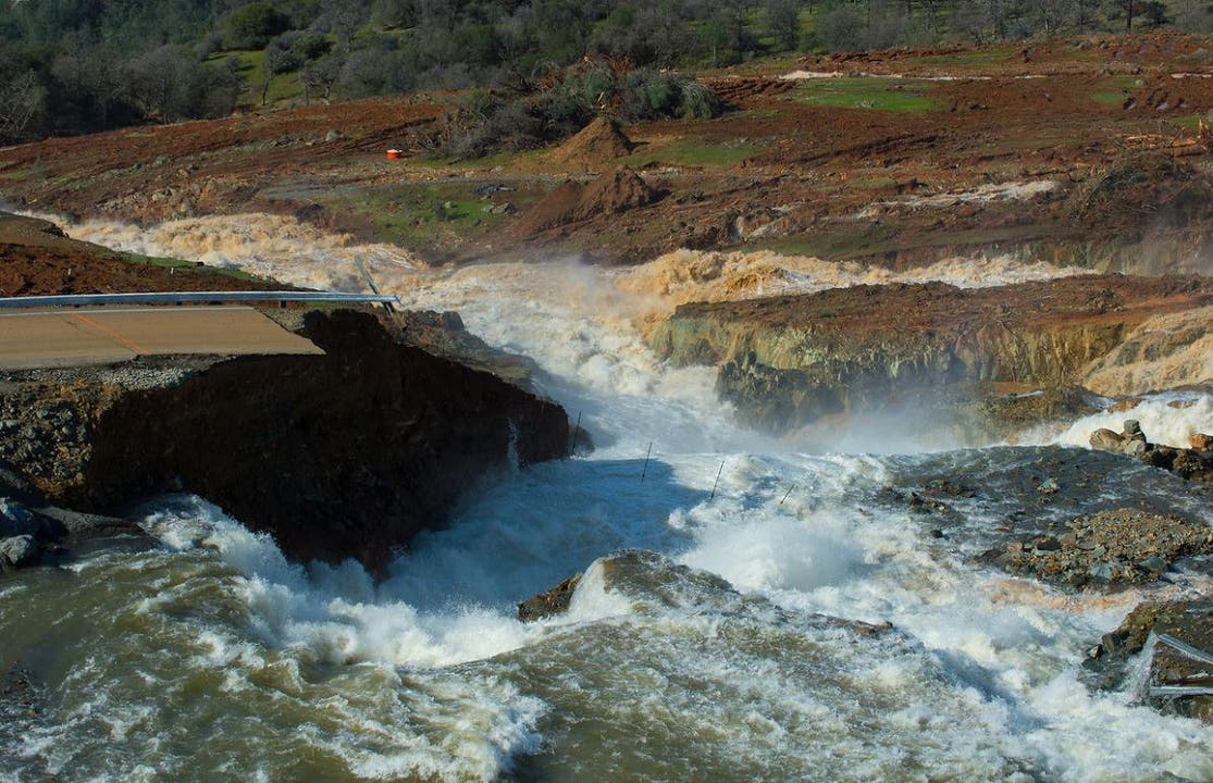 Der Oroville-Staudamm dient der Stromgewinnung. Die 235 Meter hohe und rund 2300 Meter lange Anlage liegt etwa 125 Kilometer nördlich der Hauptstadt Sacramento.