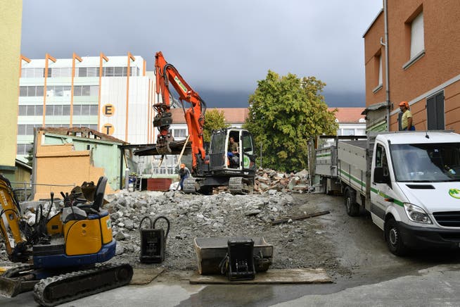 Neben dem Sorag-Hochhaus wird ein kleines Gewerbegebäude abgerissen.
