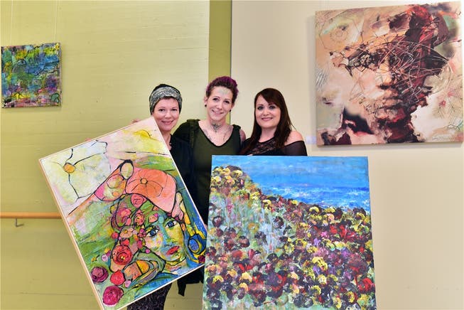 Stellen im «Sunnepark Egerkingen aus (v.l.:) Alexandra Brabetz, Sofie Schenker (mit ihrem Bild oben rechts) und Rebecca Aerni und ihre Werken.