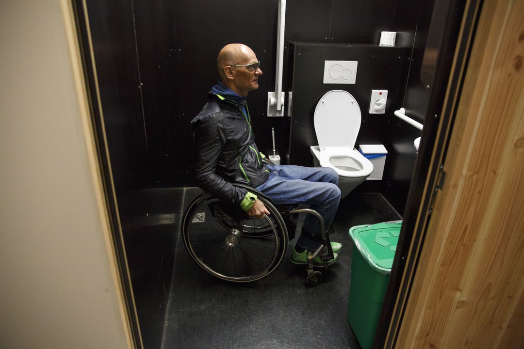 Heinz Frei ist mit dem Behinderten WC in der Talstation zufrieden