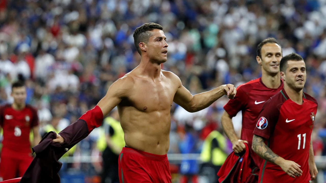 Ronaldo, der Selbstverliebte. Nach dem Sieg soll ganz Europa seinen nackten Oberkörper bestaunen.