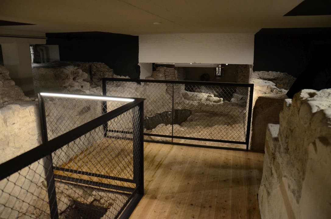 Im Inneren der Krypta wurde dank des aufwändigen Bauprojekts nicht nur das Fundament aus dem 9. Jahrhundert zugänglich...