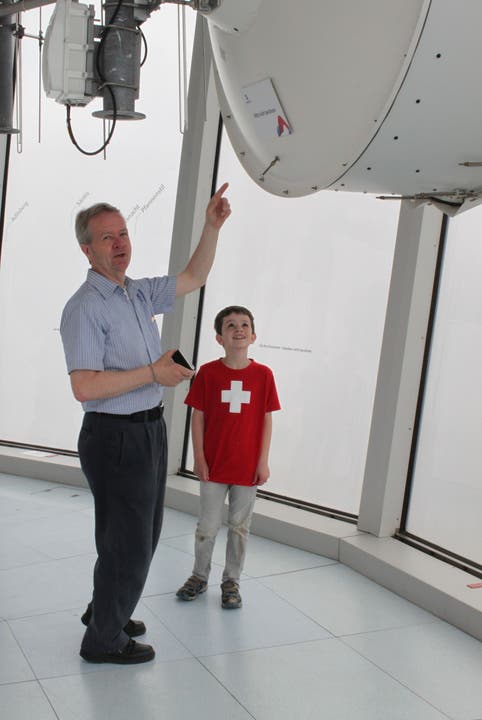 Der neunjährige Simon zusammen mit seinem Vater Alwin Hurschler in der verglasten Richtfunkkanzel