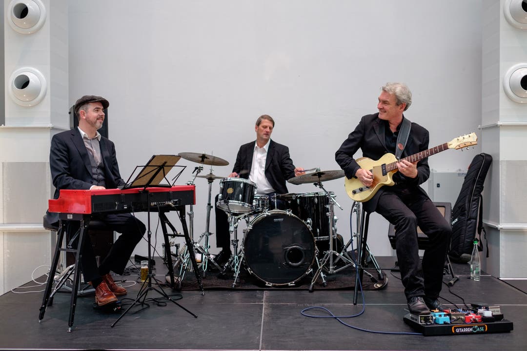 Von links: Rotosphere mit Phillippe Kuhn, Eddie Walker, Nic Niedermann, Organisator der After-Work- Konzerte im Club Joy,