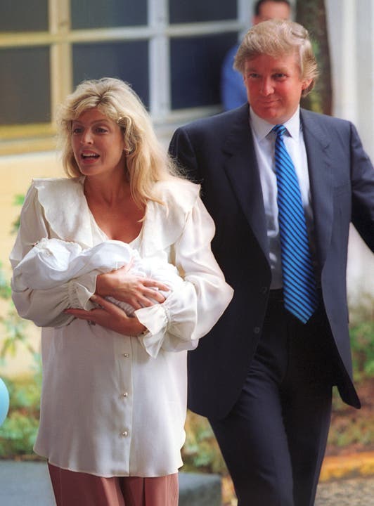 Trumps zweite Ehefrau Marla Maples Trump war von 1993 bis 1999 mit der amerikanischen Schauspielerin Marla Maples verheiratet. 1993 kam ihre gemeinsame Tochter Tiffany zur Welt. Bild 1993.