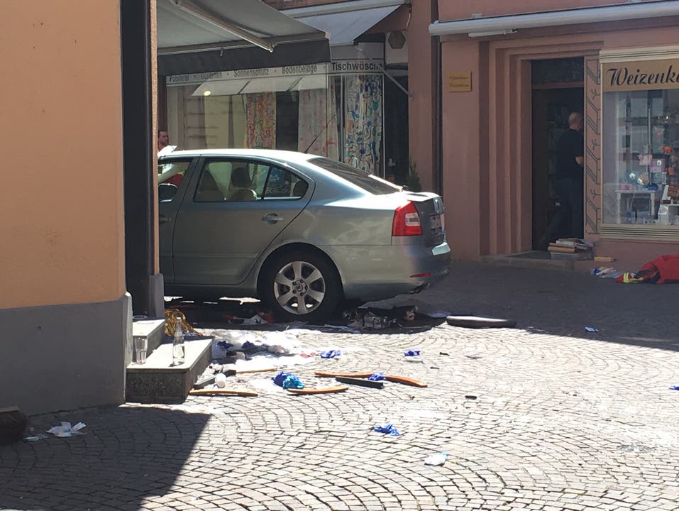 Auto rast in Strassencafé in Bad Säckingen - zwei Tote