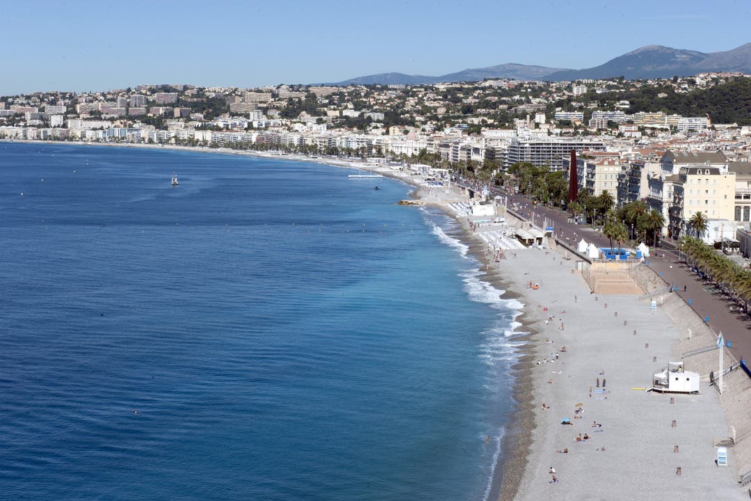 Nizza am Tag danach. Links das Meer, rechts die Promenade des Anglais, wo es zur schrecklichen Tat kam.