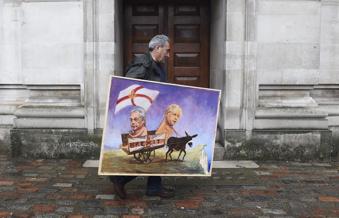 Satiriker und Maler Kaya Mar mit einem Bild, das die EU-Gegner Farage und Johnson zeigt.