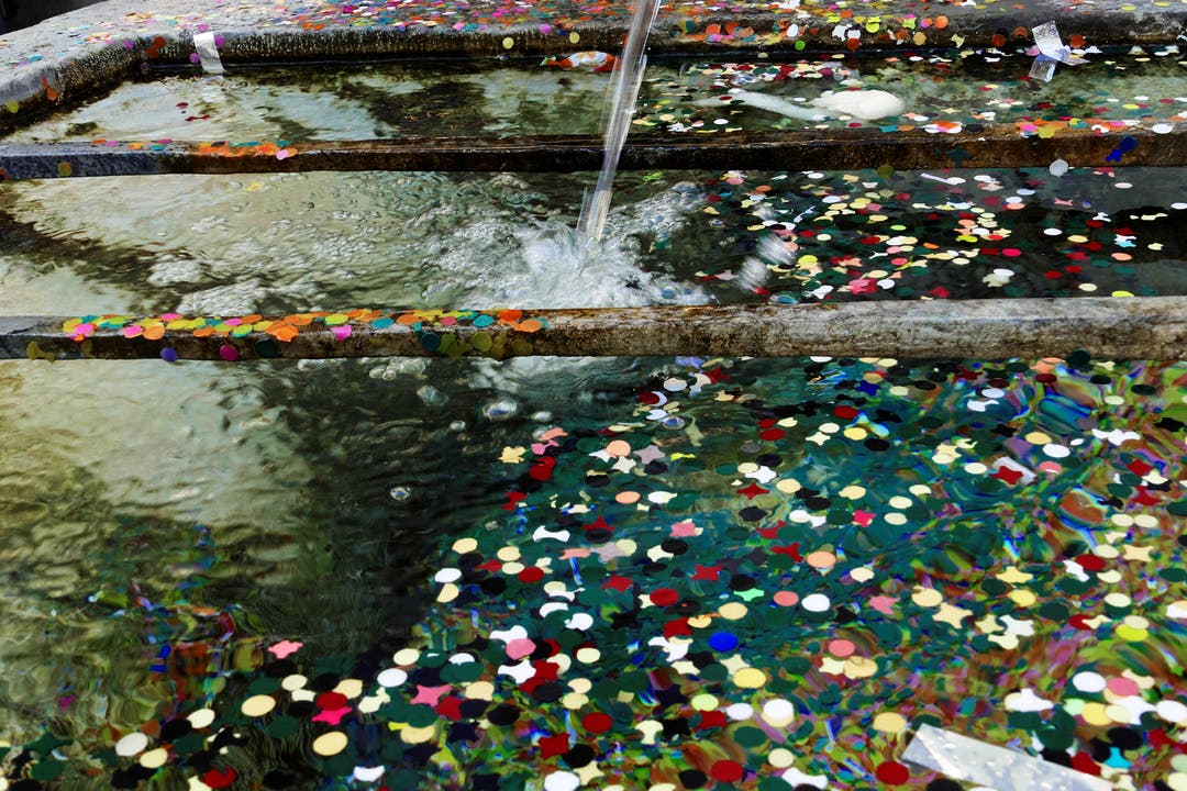 undefined Ein Konfetti-Brunnen in Solothurn - Fasnacht halt überall