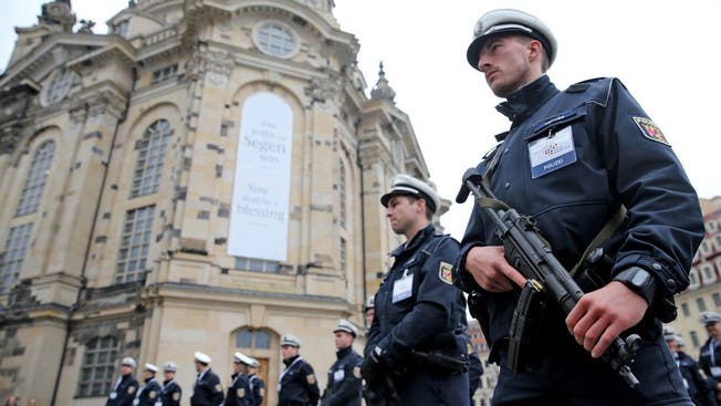 Das Polizeiaufgebot vor der Dresdner Frauenkirche am Tag der Einheit.