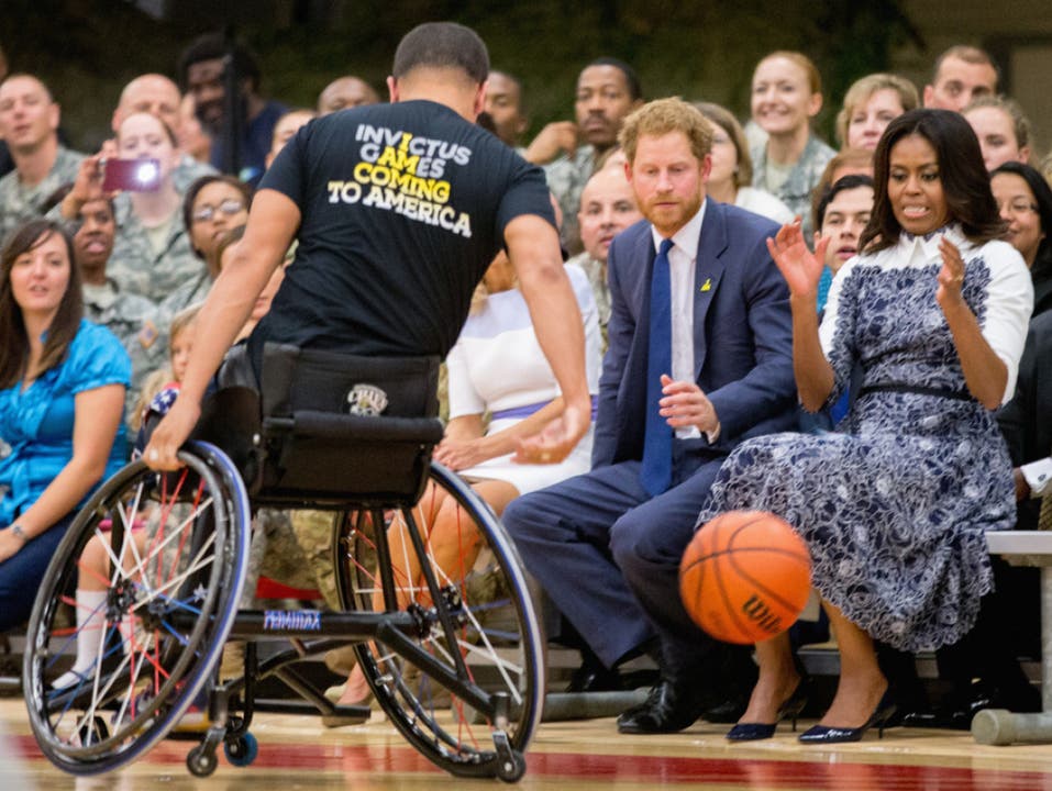 Michelle Obama und Prinz Harry nahmen am Spielfeldrand auf einer Metallbank Platz und sahen dem Basketball zu.