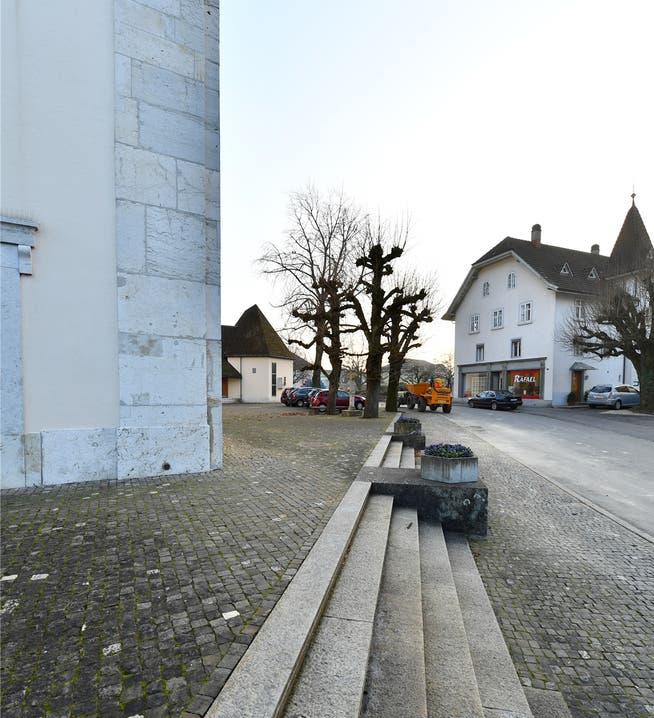 Der Platz rund um die Kirche und im Bereich zwischen Eusebiushof, Kirche und der Liegenschaft im Hintergrund soll neu gestaltet werden.