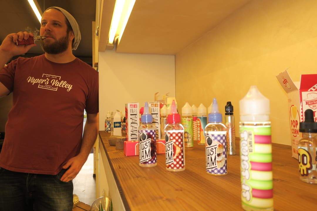 Mitbesitzer Marc Wiegand in Dietikons erstem Laden für E-Zigaretten "Vapor's Den" In Dietikons erstem Laden für E-Zigaretten "Vapor's Den"