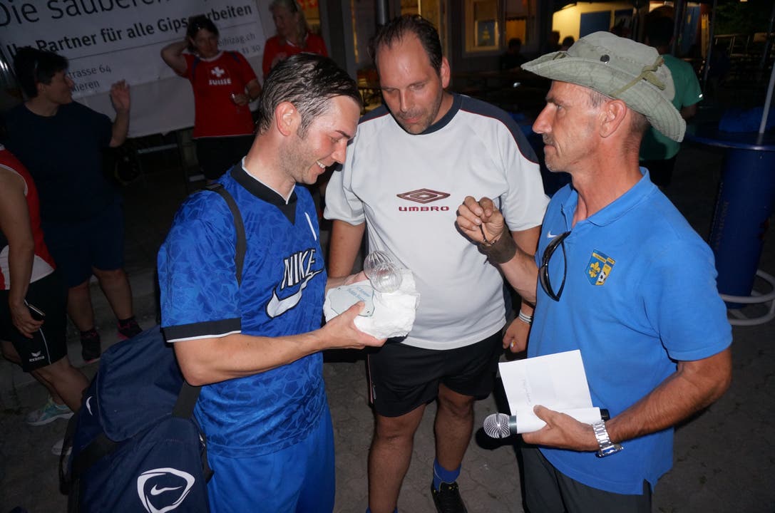 Organisator Dani Kneubühl übergibt den Wanderpokal an Patrick Proamer von «Chugelblitz».