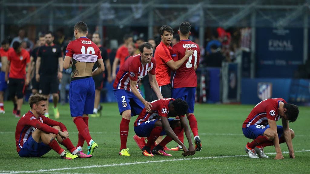 Die Spieler von Atlético verarbeiten ihre Enttäuschung noch auf dem Rasen