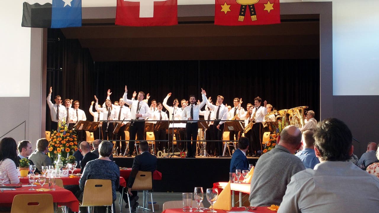 Voller Einsatz - Die Stadtmusik Klingnau bei einer Showeinlage am Einweihungsfest der Turnhalle Propstei in Klingnau (Bild ub)