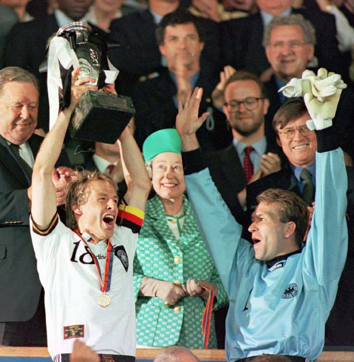 EM 1996: Deutschland gewinnt gegen die Tschechen mit 2:1. Captain Jürgen Klinsmann jubelt mit Torwart Andy Köpke. In der Mitte Queen Elizabeth II.