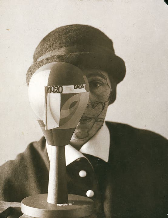 Nic Aluf, Porträt von Sophie Täuber mit Dada-Kopf, 1920 Silbergelatineabzug, 20,9 x 16,6 cm Galerie Berinson, Berlin