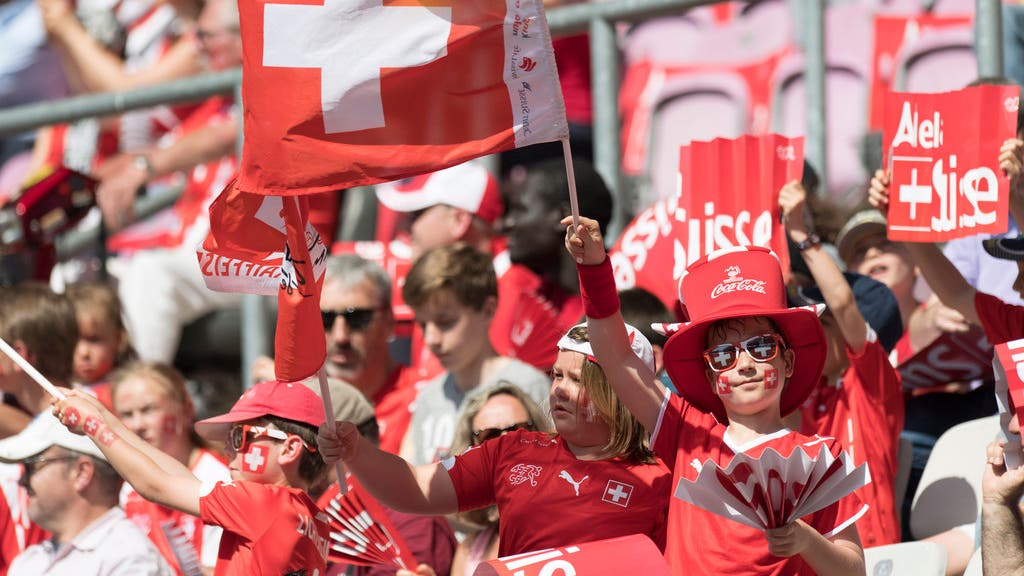 Die Schweizer Fans im Stade de Geneve sorgen für eine schöne Kulisse