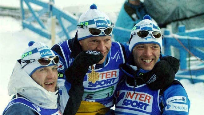 Zuerst Helden für Finnland mit Gold in der Staffel, Tage später Schande für ihr Land mit positiven Dopingproben: JanneImmonen, Harri Kirvesniemi und der inzwischen verstorbene Mika Myllylä (v.l.). Keystone