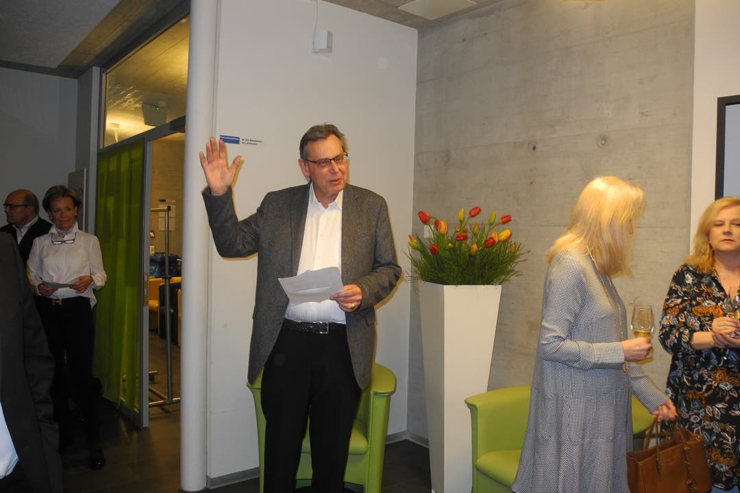Stiftungspräsident Lukas Bäumle begrüsst die Gäste