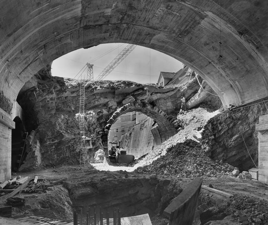 Der Tunnelbogen des alten Bahntunnels steht noch, der Strassentunnel durch den Schlossberg ist schon betoniert. Der Ennetbadener Fotograf Werner Nefflen kam 1962 gerade noch rechtzeitig, um diesen denkwürdigen Augenblick festzuhalten. Rechts montiert ein Arbeiter die Sprengladung.