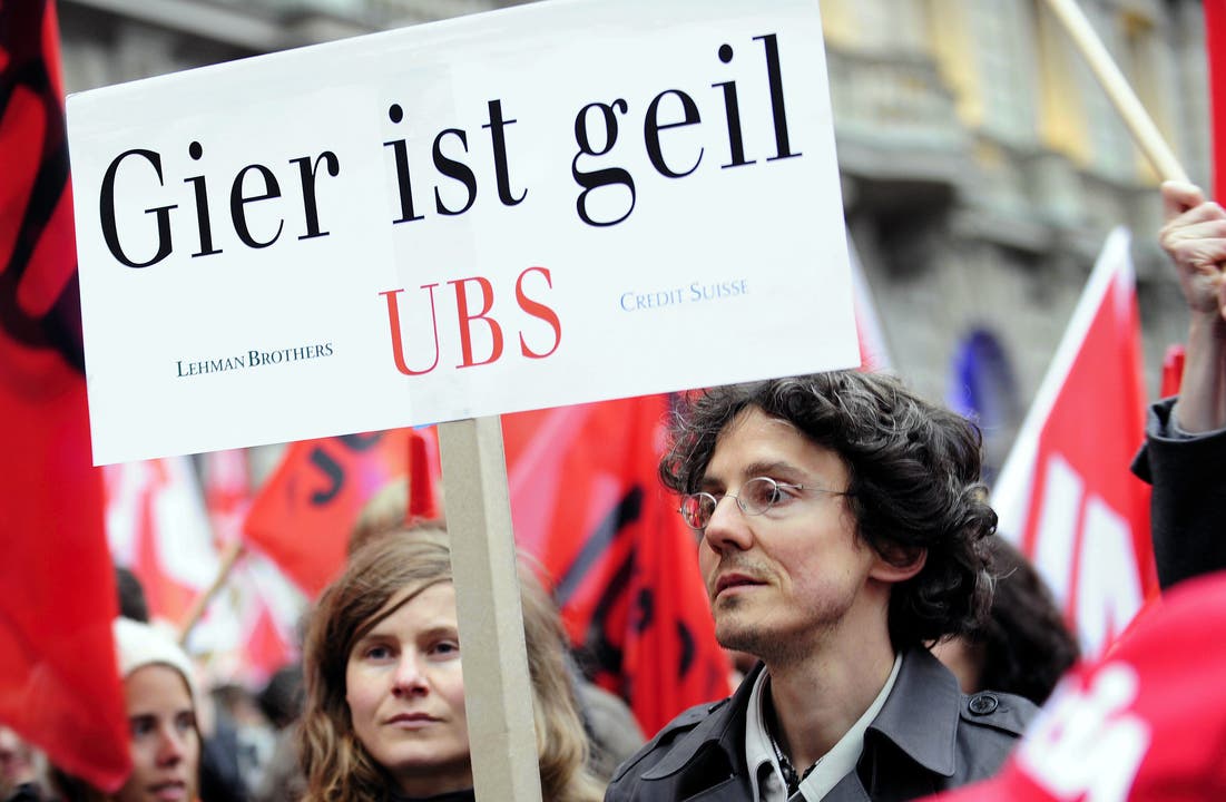 UBS-Rettung: Steuergelder für die Wirtschaft? Kein Verständnis Die UBS brachte die Schweiz im Oktober 2008 gefährlich nah an den Abgrund: Die Grossbank hatte in den Jahren zuvor in einer von Grössenwahn getriebenen Strategie ihre Bilanzsumme auf das Vierfache des schweizerischen Bruttoinlandprodukts aufgebläht, ehe die globale Finanzkrise sie hart traf. Der Bundesrat erklärte die UBS für «too big to fail» – und griff ihr mit dutzenden Milliarden Franken unter die Arme.