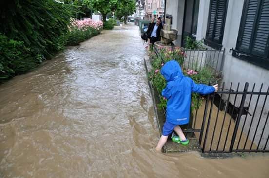 Für die Kinder war das Hochwasser auch etwas Aufregendes.