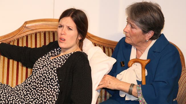 Petra Sonder (links) und Gaby Lampert im Theaterstück «Acht Frauen».
