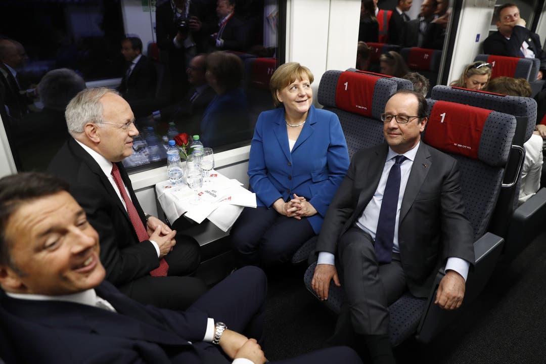 Seltenes Bild: Matteo Renzi, Johann Schneider-Ammann, Angela Merkel und Francois Hollande reisen in einem SBB-Zug durch den Gotthard.