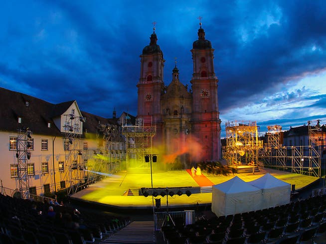 Die spektakulären Lichtprojektionen der Freiluft-Oper "Le Cid" verwandeln die berühmte St. Galler Klosterkirche in eine Leinwand.