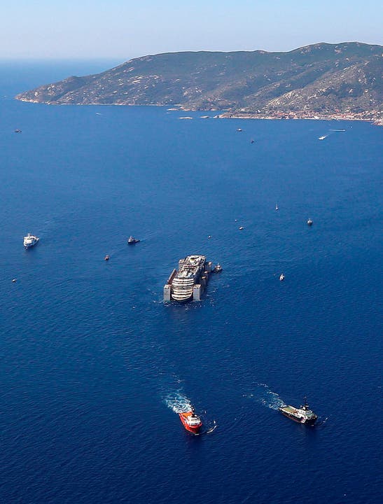23. Juli 2014: Die Costa Concordia verlässt Giglio. Aufgrund der Wetterlage musste die Überführung mehrfach verschoben werden