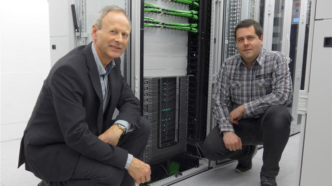 GAG-Chef Kurt M. Hohler (links) und Christoph Spahni, Leiter Technik, vor dem neuen Computer. zvg