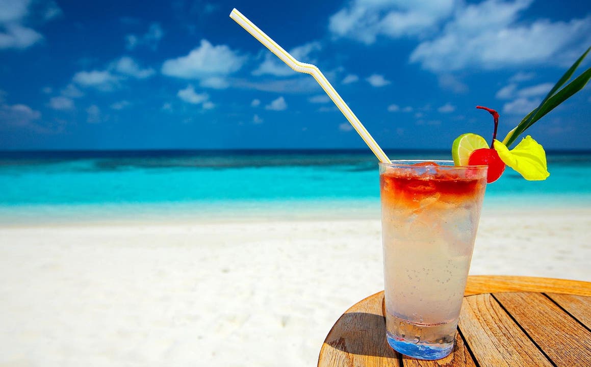 Genau das Richtige für kalte Tage wie heute. Eine Strandlandschaft mit Sand, Liegestühlen, Cocktail-Bars und Sonnenbrillen. Von der Decke Wärmelampen, die für Temperaturen wie an einem sonnigen Tag im Süden sorgen.