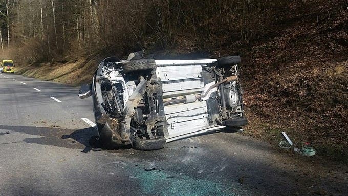 Ammerswil (AG), 15. März 2017 Ein 19-jähriger Schweizer musste nach eigenen Angaben einem schwarzen Kombifahrer ausweichen und verlor darauf die Kontrolle über seinen Lieferwagen.