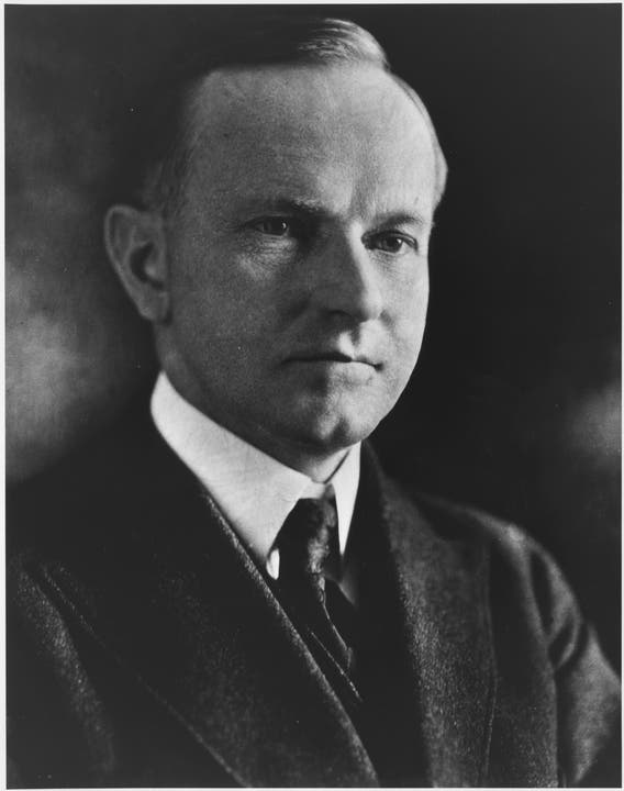 Calvin Coolidge (1923-1929) Während seiner Präsidentschaft wird die Zahl der Einwanderer erstmals einer Quote unterworfen. Ausserdem wird eine Medienüberwachung installiert und das Verbot des Angriffskrieges völkerrechtlich verankert.